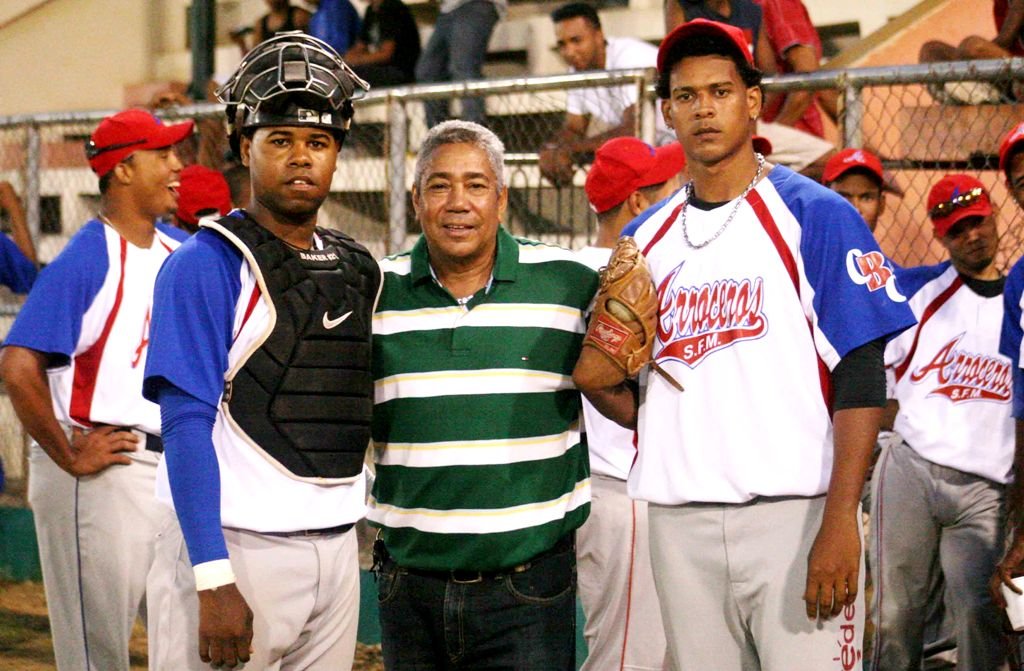 Jason Agustín receptor y el lanzador José Capellán junto a Luis Maldonado directivo de los Arroceros